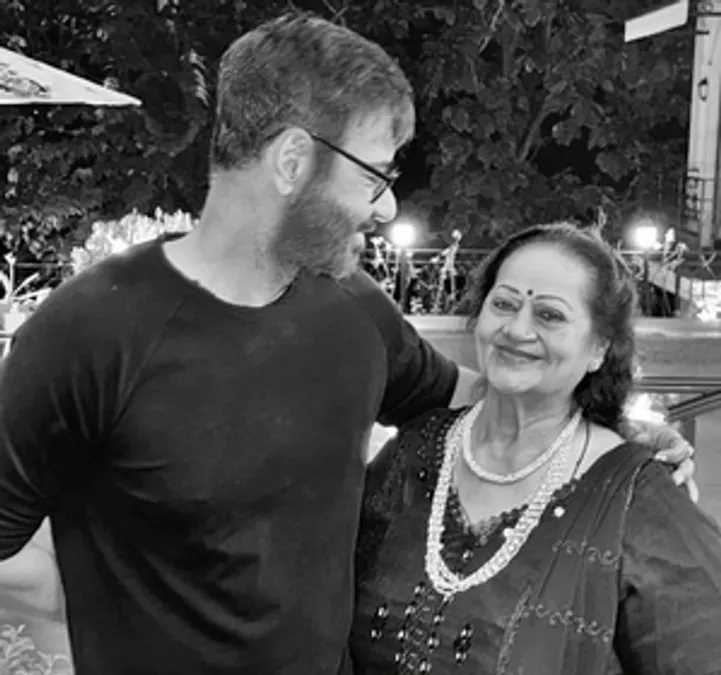 अजय देवगन ने दी मां को जन्मदिन की शुभकामनाएं, बोले- ‘आपको मिलें ढेर सारी खुशियां